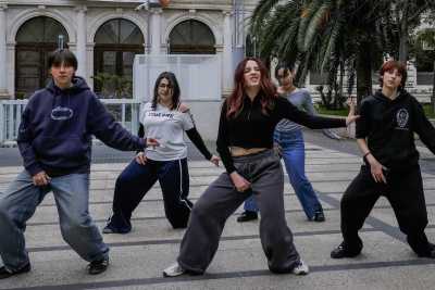 Bari, gruppi che ballano per strada sulle note delle boyband coreane: � il "Kpop in public"